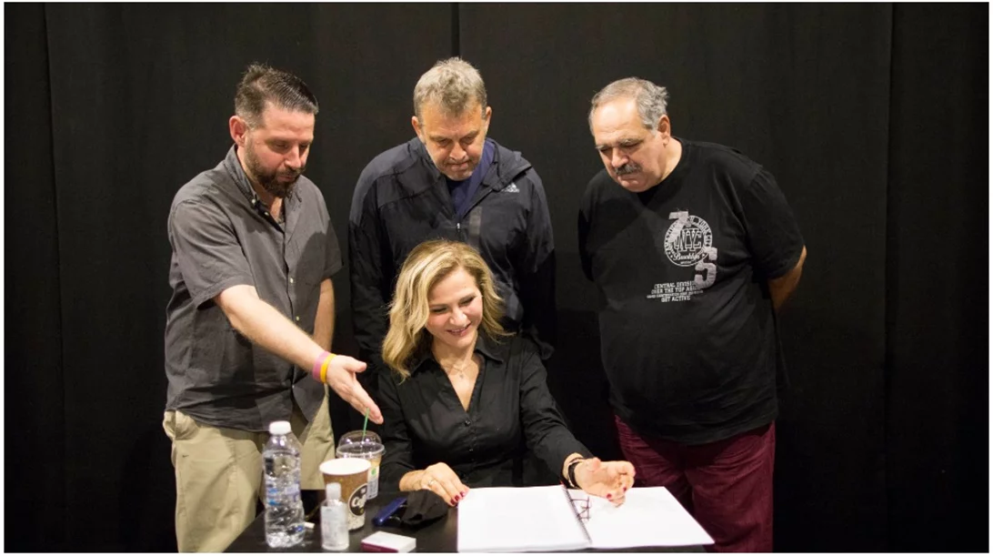 Μια καθηλωτική σάτιρα για την οικονομία στο Γυάλινο